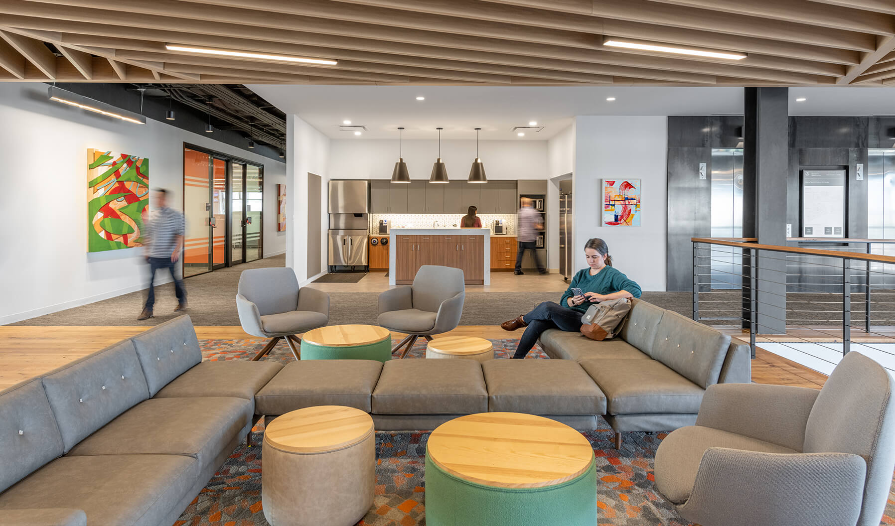 Several coffee nooks and refreshment areas were placed adjacent to social spaces to support employee health and well-being. These areas provide a place to hydrate and engage in spontaneous conversations with other team members. 