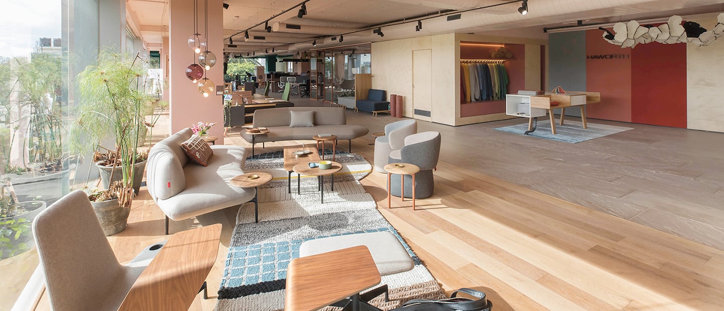 Les showrooms Haworth créent une expérience de marque unique grâce à une représentation physique des Organic Workspaces, une forte empreinte locale et une atmosphère étonnante.
Notre showroom propose un choix d'environnements de travail pour soutenir à la fois le travail collaboratif et le travail individuel.