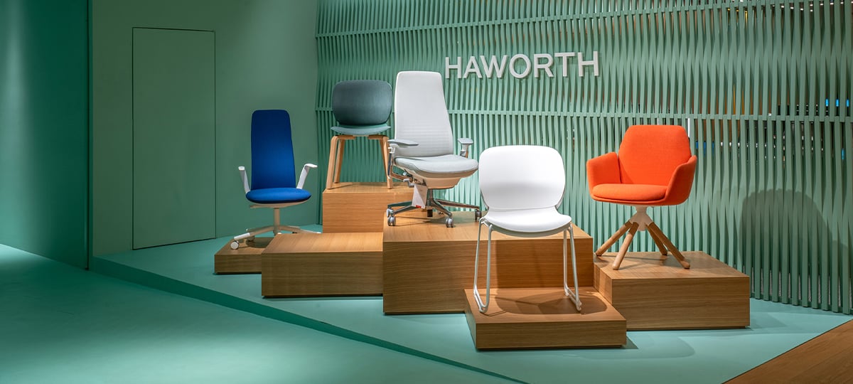Exposition mettant en valeur la gamme de sièges Haworth.