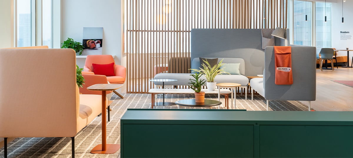 Composición modular Cabana Lounge, que ofrece distintas opciones de configuración. El sofá con el panel alto aporta una gran privacidad.