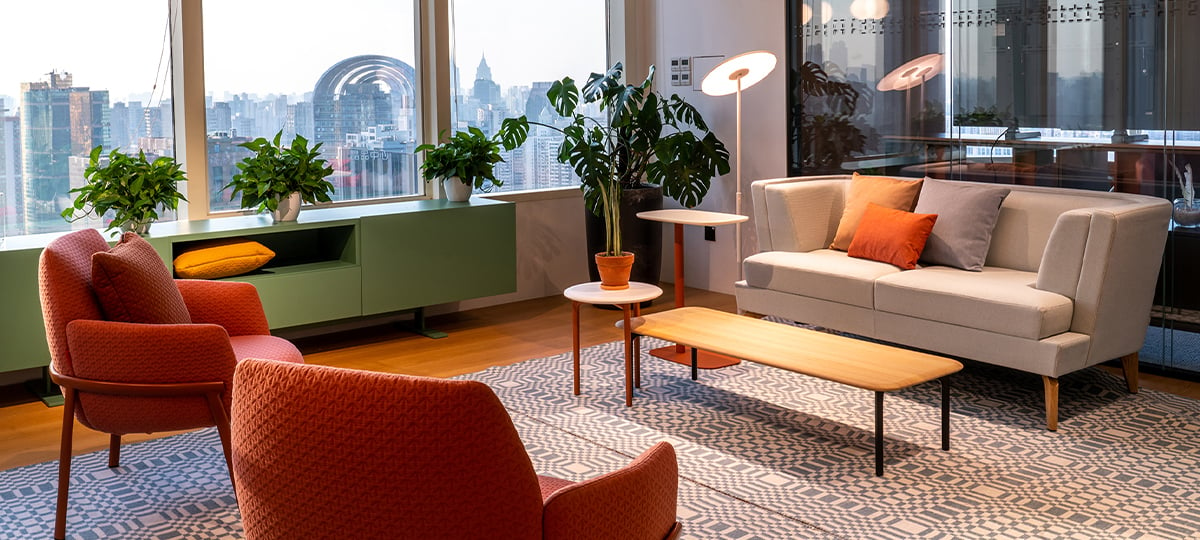 Composición con sofá de estilo lounge y mesas de té: un lugar para reuniones informales.