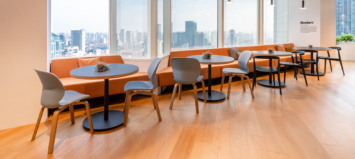 Chaises Maari avec pieds bois, table Orbit et canapés Riverbend. Cet espace cafétéria peut aussi servir de lieu de travail occasionnel.