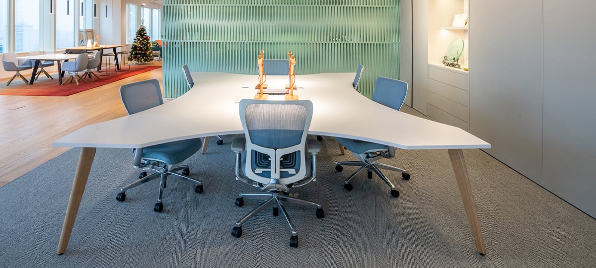 Zona de mesa de trabajo Epure, hecha a medida y de diseño muy flexible.
