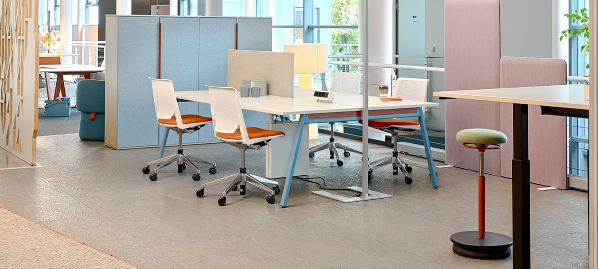 En este otro espacio de trabajo, en el que se incluyen sillas Very, la transición del trabajo colaborativo a una presentación se puede llevar a cabo fácilmente.