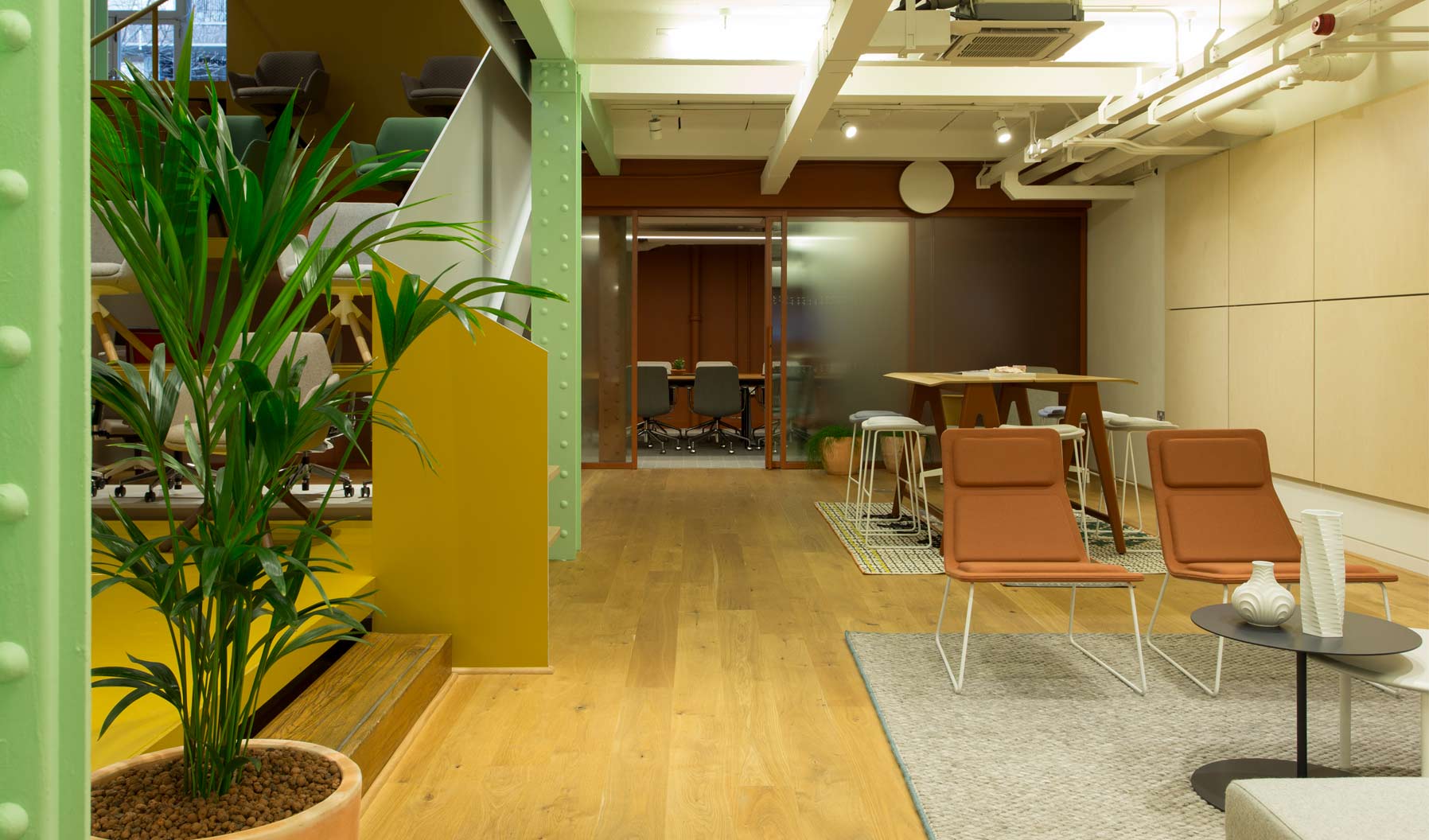 La planta baja del showroom de Londres incluye ejemplos de distribuciones para zonas lounge, espacios para el trabajo colaborativo y salas de reuniones.