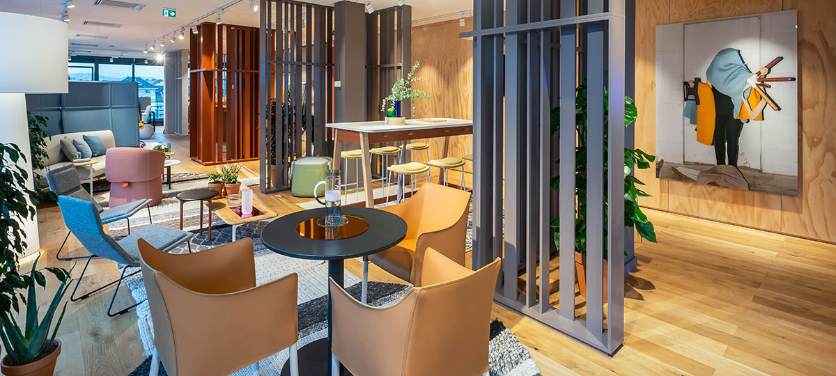 展厅内的空间设计一目了然，精心布置的家具和柔和协调的色彩搭配打造了开放协作的办公空间，每个人都可以根据自己所进行的活动选择合适的工作地点。
