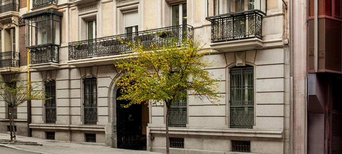 Der Showroom Madrid befindet sich im Zentrum der Stadt, in der Nähe des Goldenen Dreiecks der Kunst. Er wurde in Zusammenarbeit mit Studio Urquiola entworfen und zeigt die neuesten Arbeitsplatzlösungen von Haworth sowie ikonische Einzelstücke der Marke Cappellini.
