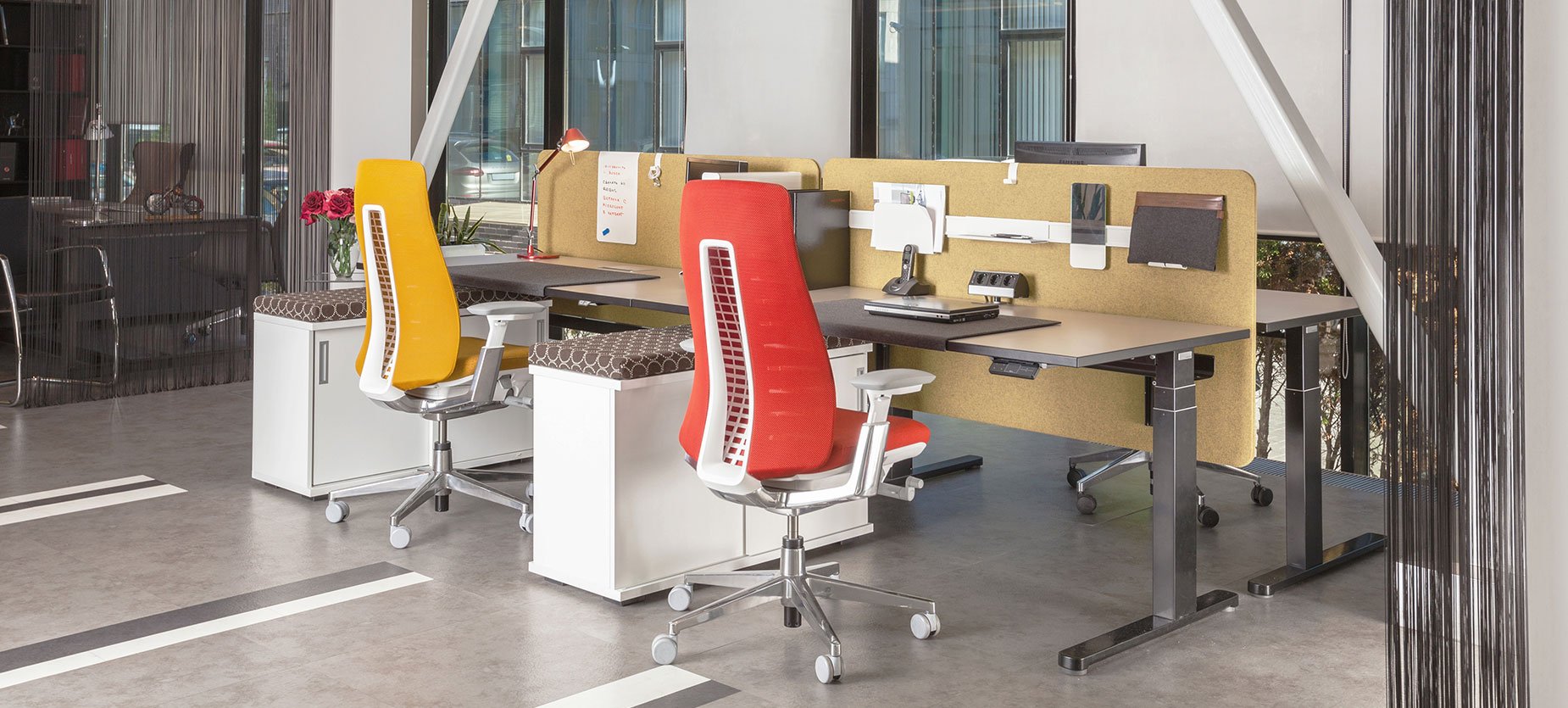 As soon as visitors pass through the Moscow showroom’s lobby, they are welcomed by bright, colourful Fern chairs and YourPlace workstations. The setting instantly demonstrates the ergonomic benefits of height-adjustable desks and the extraordinary comfort of the Fern chair. Storage has cushion toppers that provide temporary seating for collaboration.