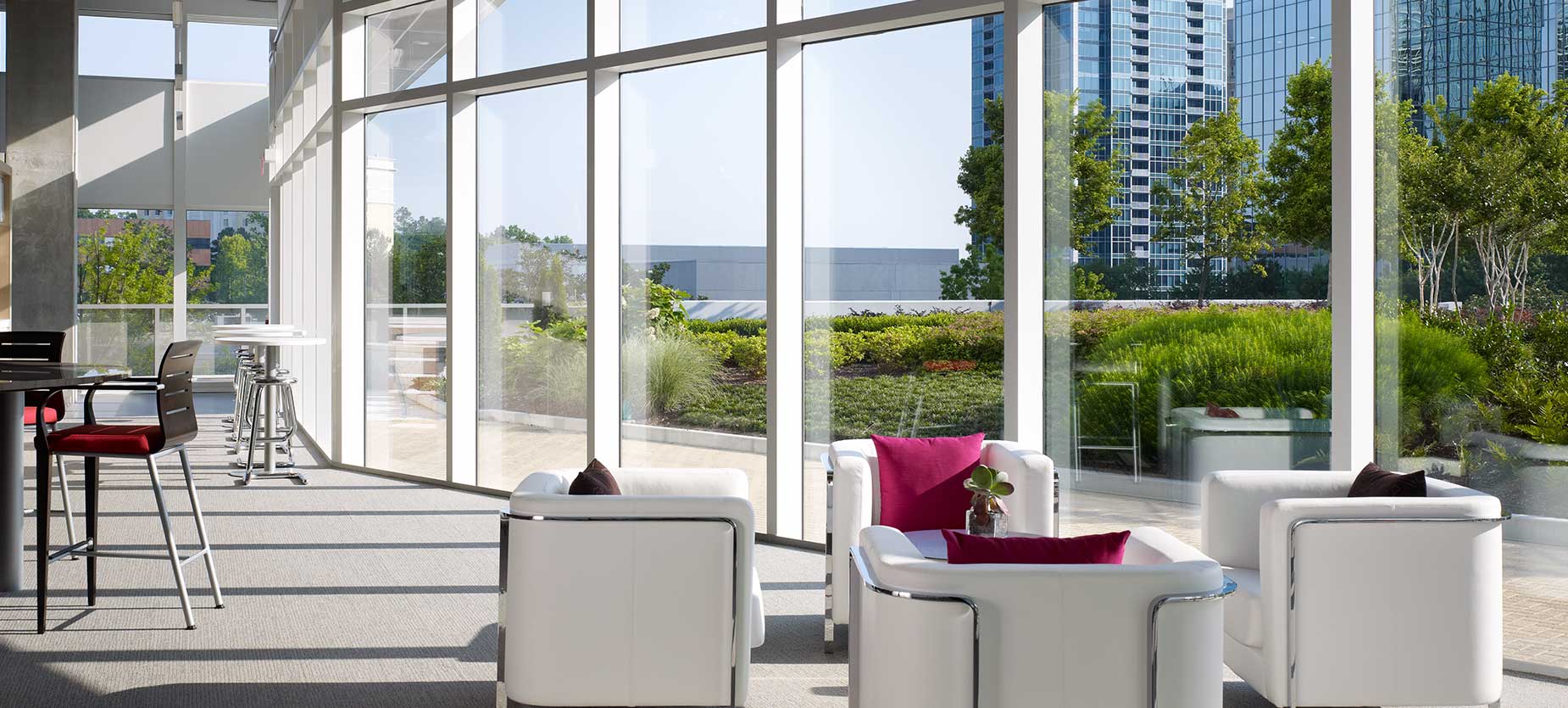 座り心地の良い椅子類をあちらこちらに配置したこのソーシャルスペースは、交流とコラボレーションを促します。アトランタのスカイラインの眺めと屋外のガーデンが雰囲気作りに役立っています。