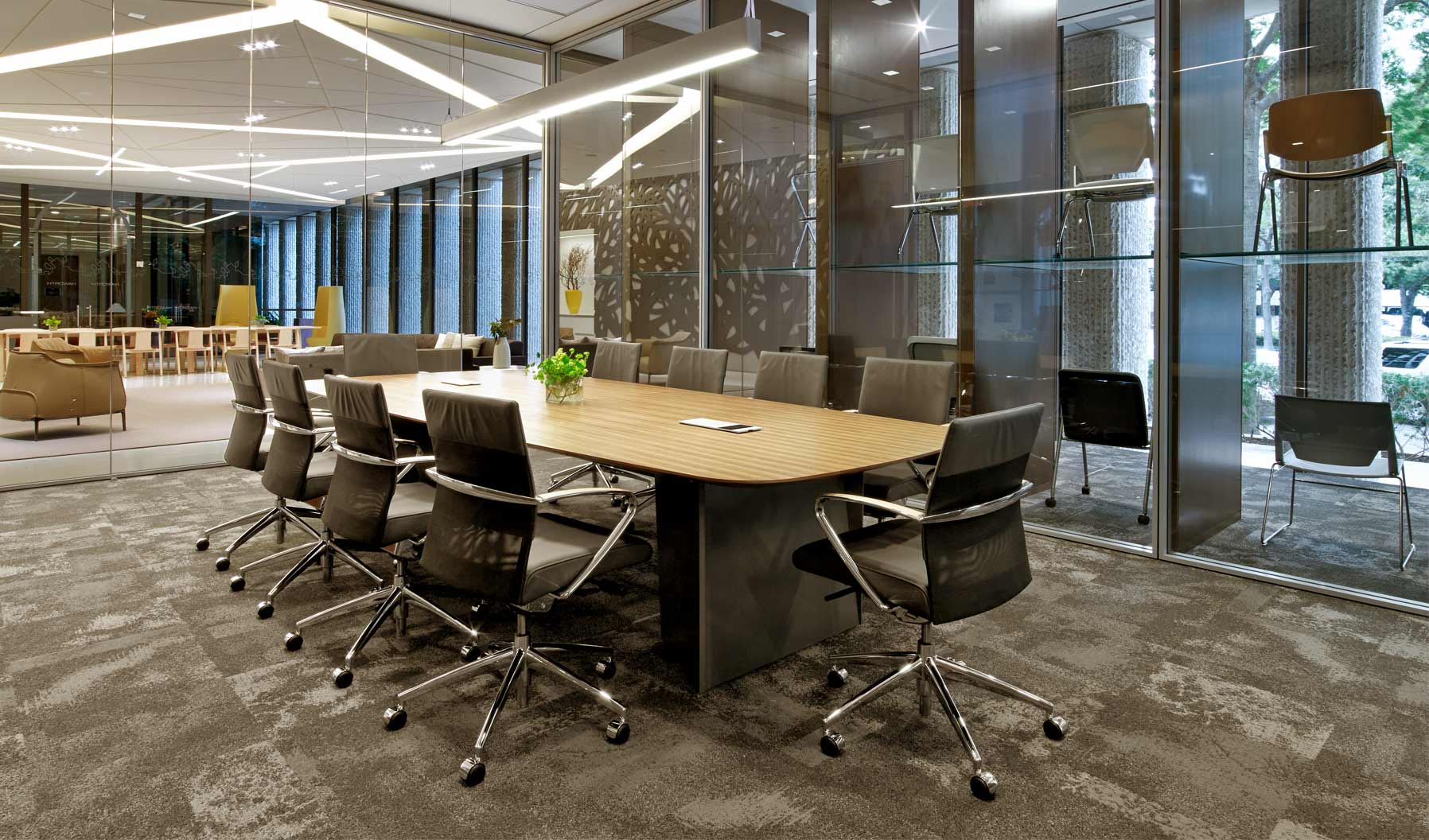 Este espacio para reuniones fomenta la colaboración, además de reforzar una cultura corporativa acogedora y cálida en el trabajo. La proximidad a las sillas lounge y un panel del suelo al techo aportan otro ambiente más allá de la gran cantidad de luz natural que inunda el espacio.