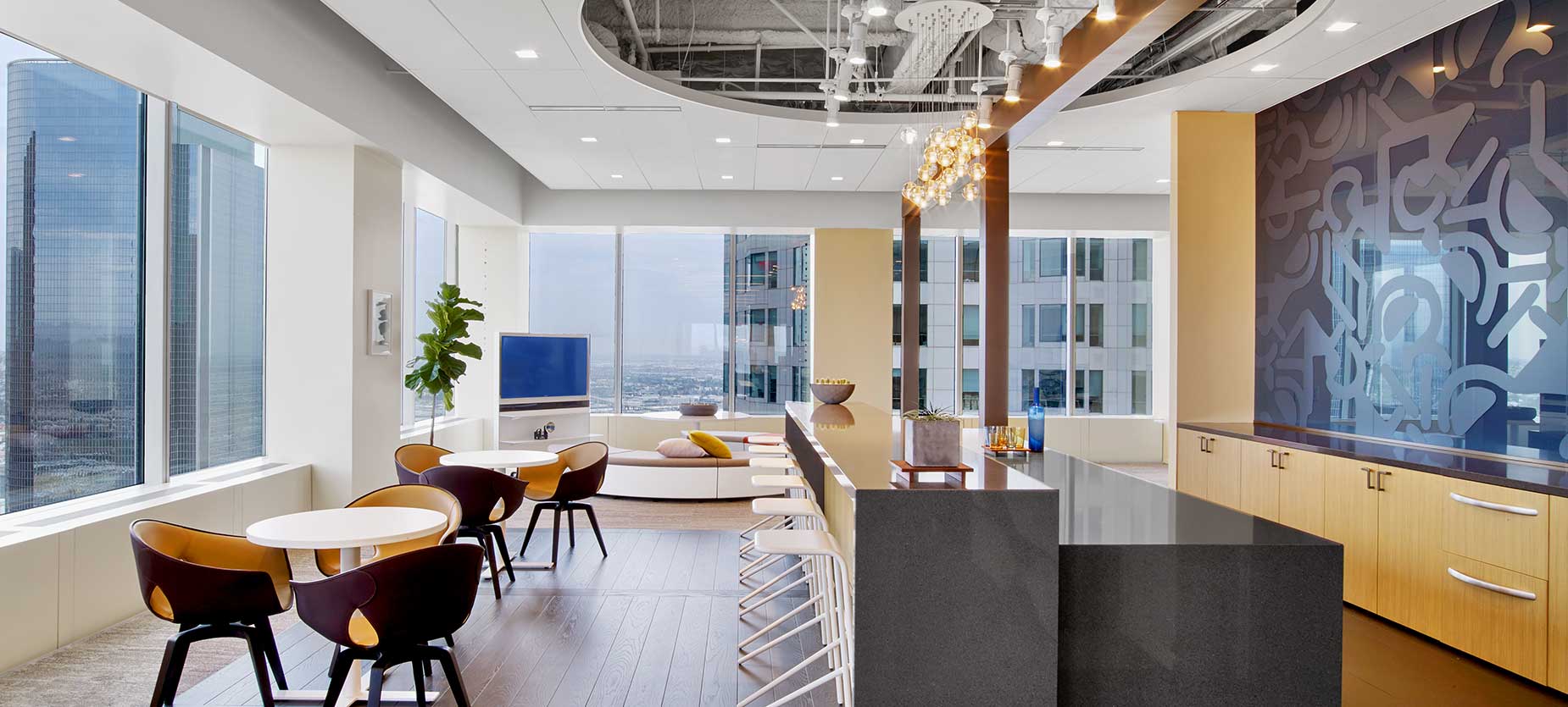 This cafe creates a Social Space that provides comfortable seating to encourage interaction and collaboration with various postures. Haworth Collection furniture, paired with access to surrounding views to the outside help elevate this space and make it a comfortable place to connect with others.