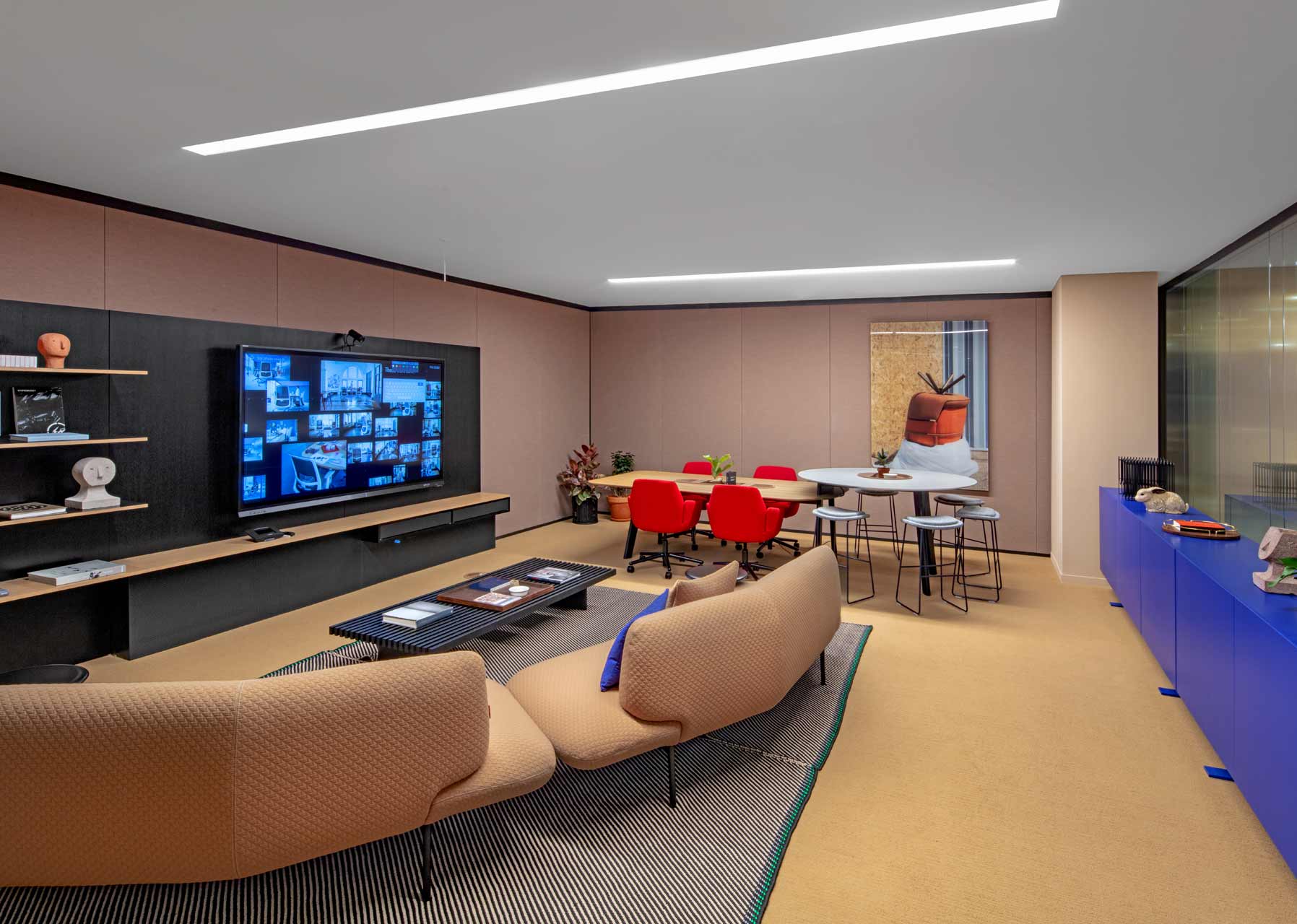 A tactical space that supports both large and small group work, accommodates a variety of activities through multiple furniture applications, integrated Bluescape technology, and work tools.