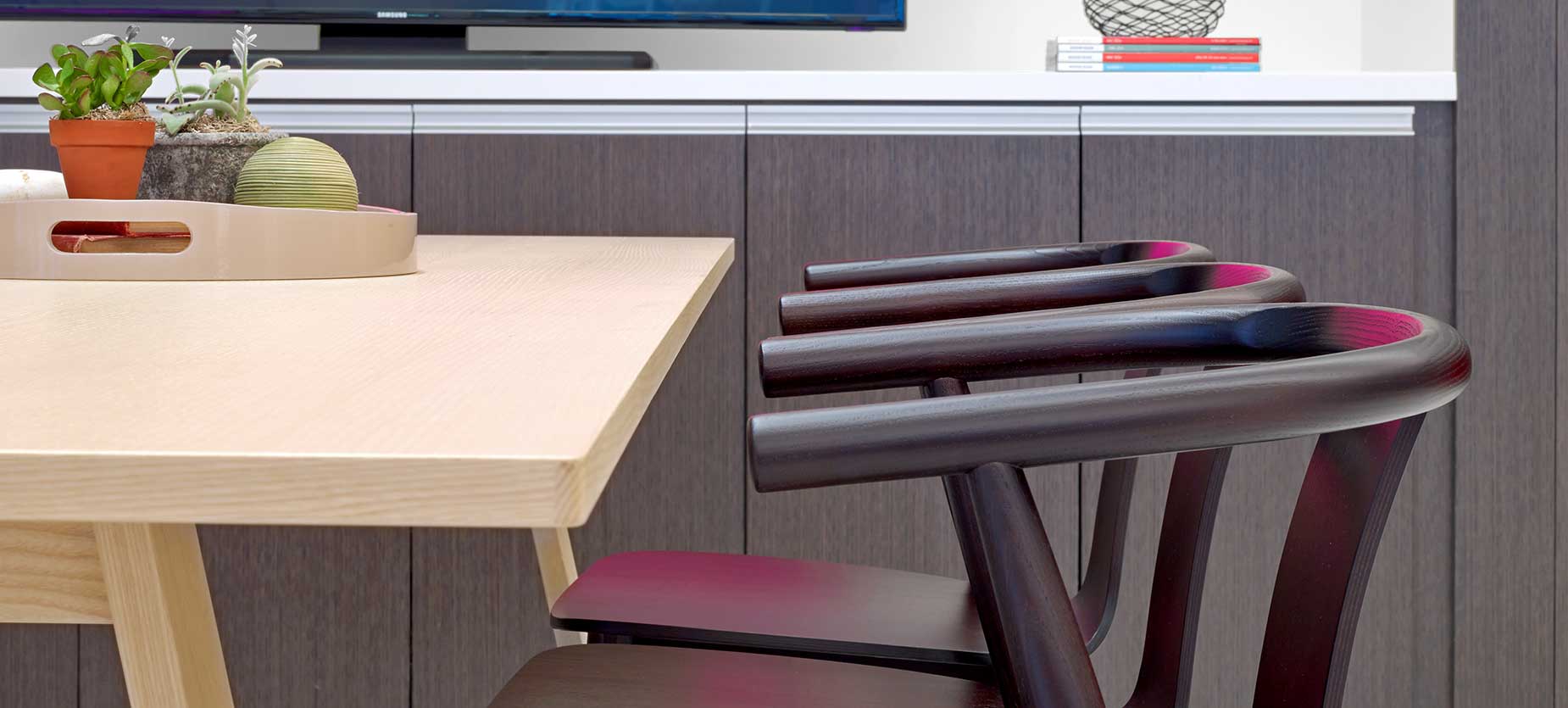 Bac table and chairs from Haworth Collection provide a stylish place for people to gather informally.