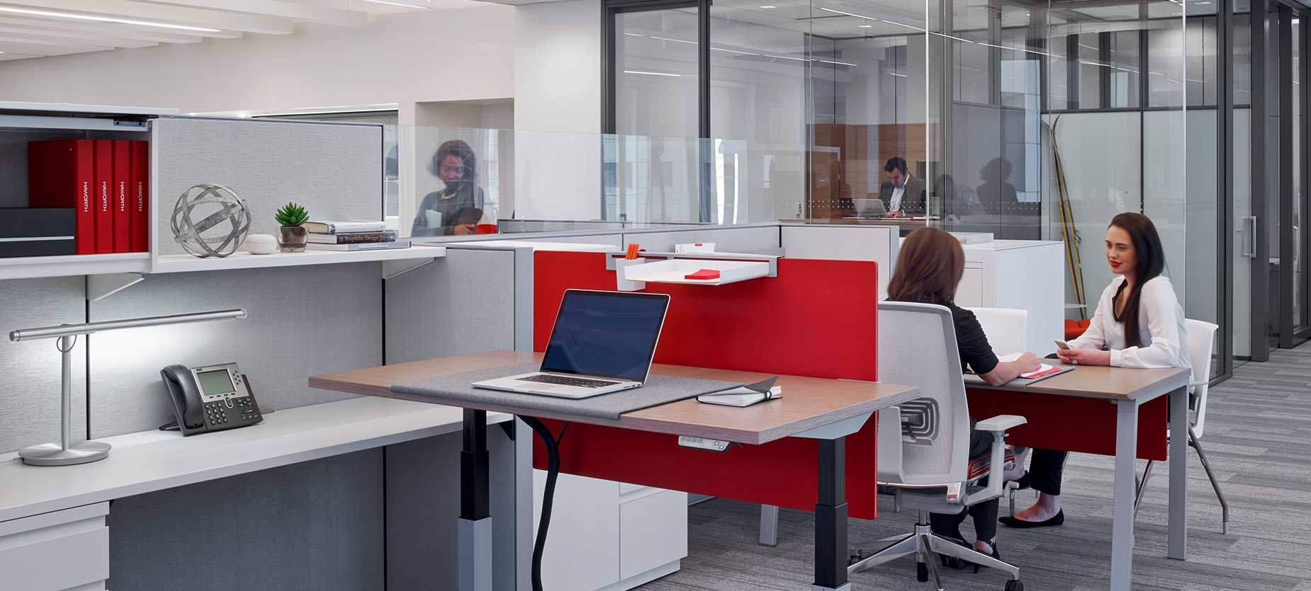 配备了高度可调节办公桌，该展厅凸显了办公空间内移动和灵活的重要性。