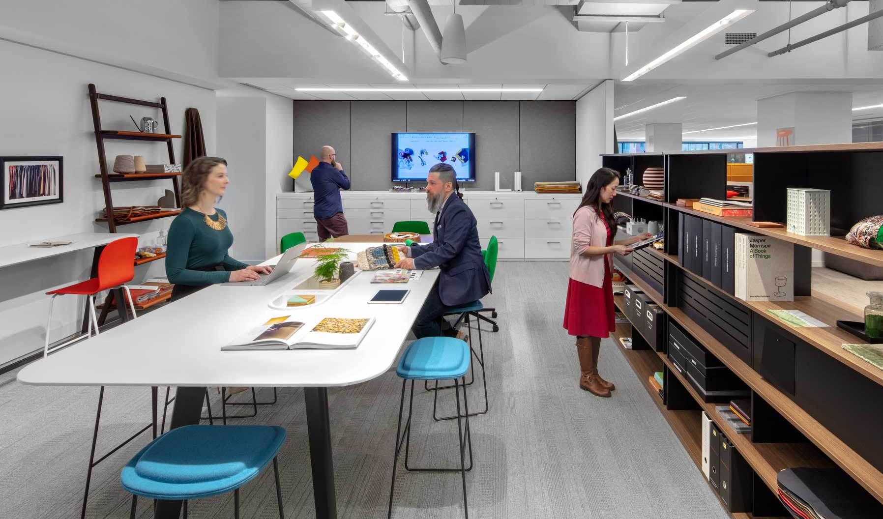 The Design Resource Center is a an active working space in which you can dive into Haworth’s wide range of materials and fabrics. A large standing height collaborative table fosters creative thought and collaboration.