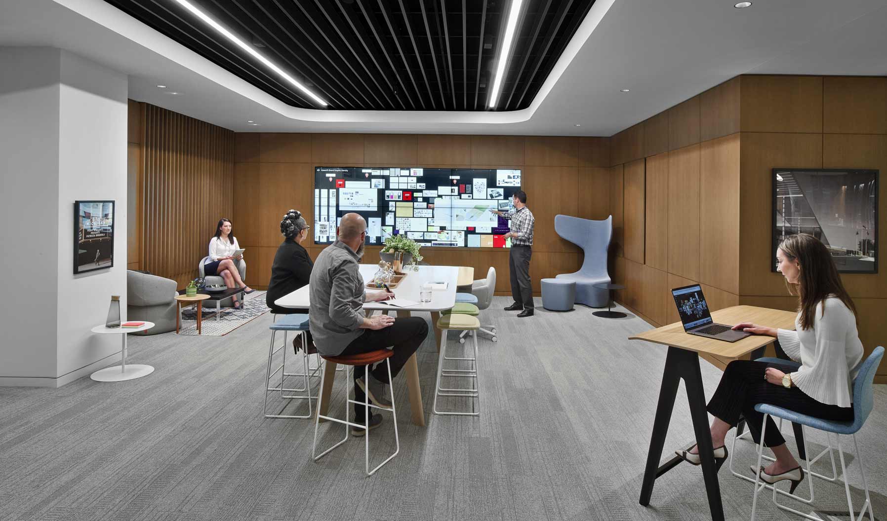 This project space is all about active collaboration and ideation. It supports a range of uses, from a traditional meeting to longer ownership by a particular team. The various furniture postures encourage users to move throughout the space and collaborate and engage with the large Bluescape screen.