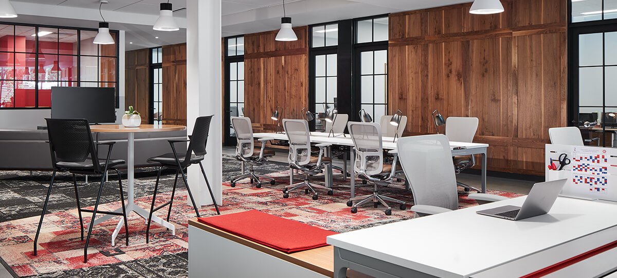 This open space environment with access to daylight and a courtyard was designed for office staff requiring visibility and connectivity. Intuity® benching and Zody® chairs make up several individual workstations for mobile workers. Planes® table and Very® barstools create collaborative areas. Small, private offices line the perimeter for individual focus and privacy needs. To maximize ergonomic requirements, Planes height-adjustable tables offer a place for people to touch down quickly and move on in a busy, fast-paced environment.