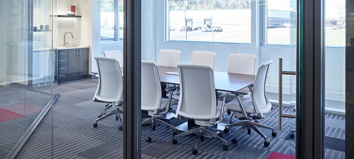 ガラス製の壁を起用した大きな会議室は、プライバシーを確保しつつ自然光を十分に取り入れます。長時間におよぶ会議でも快適な座り心地を実現する椅子類を導入し、この空間は明るく快適なミーティング環境を提供します。