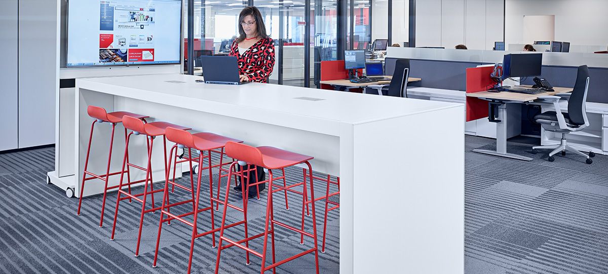 该办公空间采用开放式的平面布局，不同的家具类型可促进创造力和协作性，并推动创新。