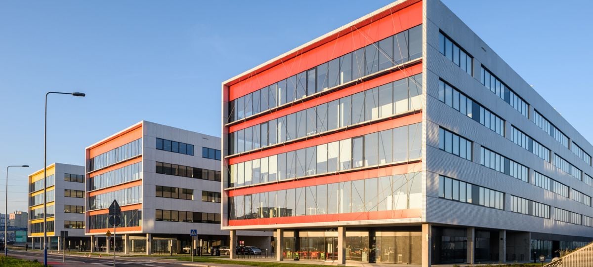 El nuevo Energy Campus de Shell ocupa 22 000 m² a lo largo de tres edificios en el complejo de oficinas DOT Office, en Cracovia (Polonia).