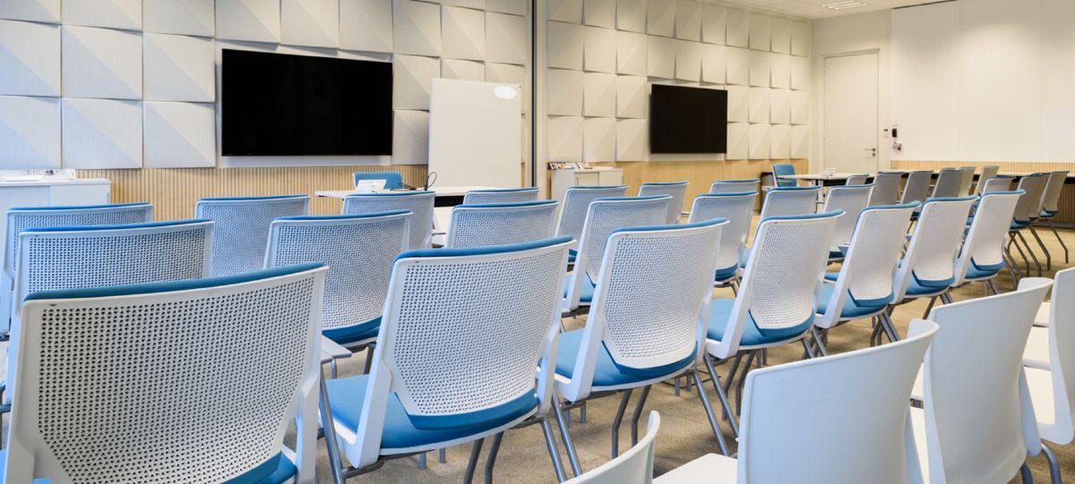 Les espaces de réunion sont équipés de sièges capitonnés Very, particulièrement adaptés aux longues séances de formation ou de présentation, et peuvent être facilement reconfigurés pour d’autres activités.