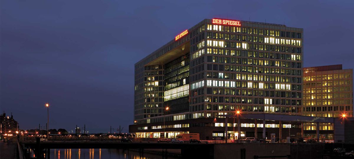 Le groupe Spiegel publie notamment l’hebdomadaire Der Spiegel, le magazine en ligne Spiegel-Online et le mensuel Manager Magazin. Ses locaux se situent désormais dans l’un des bâtiments les plus modernes d’Europe, à Hambourg, en Allemagne.