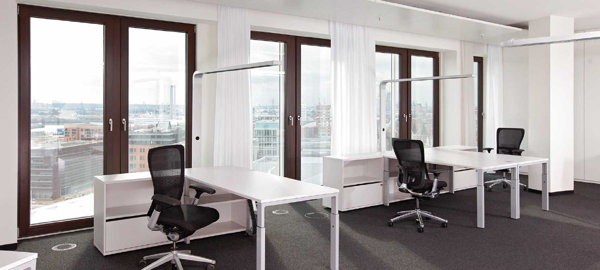 La arquitectura del edificio es muy lineal, característica que se puede entrever en la construcción de las oficinas y el sistema de mesas. Los puestos de trabajo Kiron ofrecen un ambiente de oficina moderno y funcional gracias a su diseño atemporal.