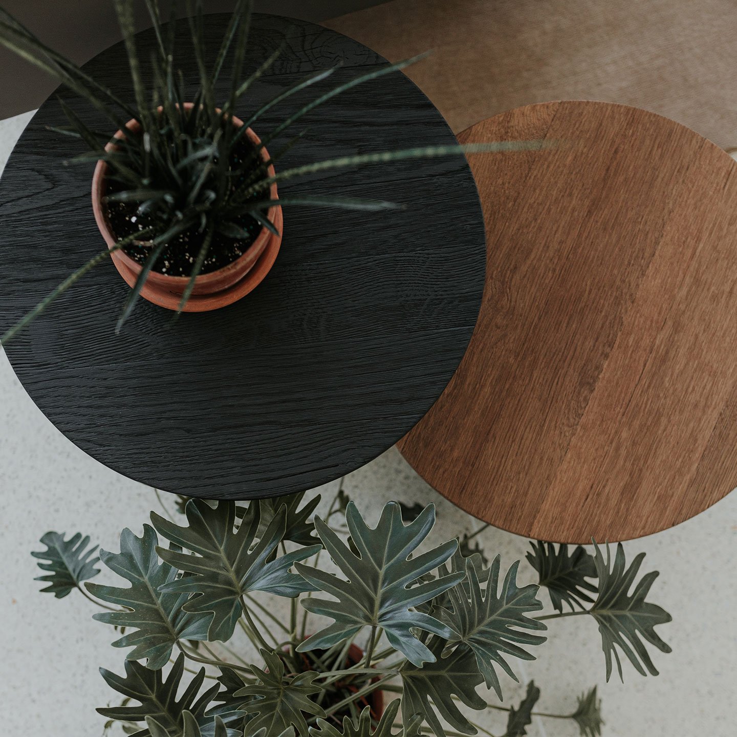 La mesa de centro Mush juega intuitivamente con las proporciones entre su robusta base cilíndrica y su delicado tablero circular, imitando la forma de un champiñón, y aporta un contraste divertido en cualquier entorno.